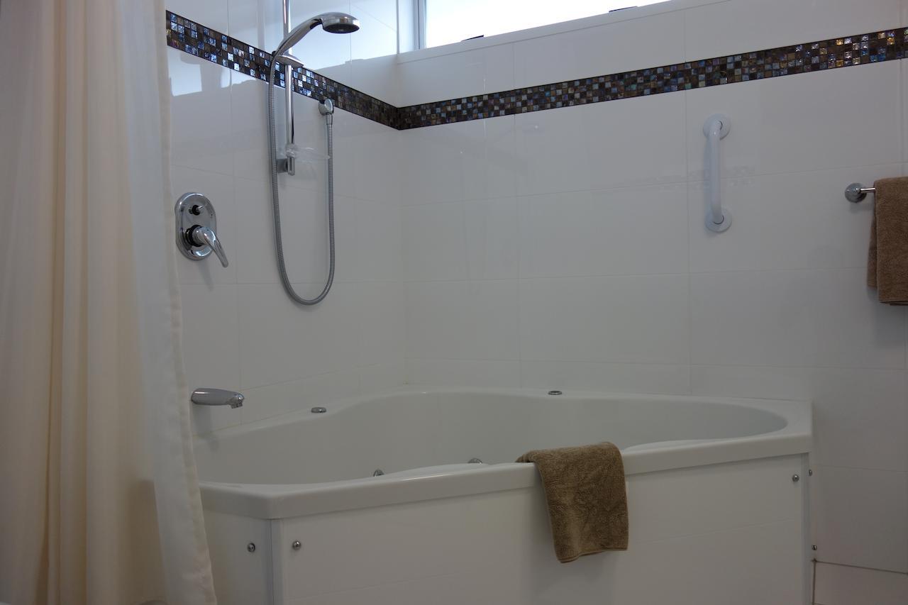 Parakai Springs Lodge Rom bilde